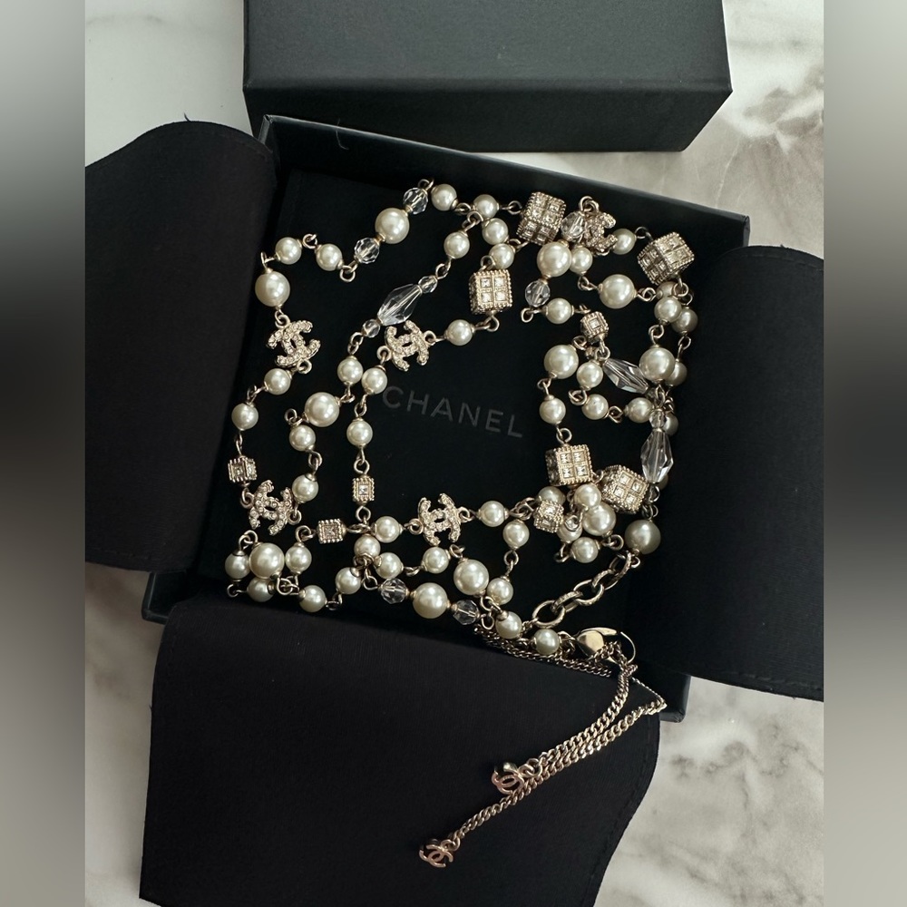 ❤️SOLD❤️Chanel Peals Necklace with Charms Crystals